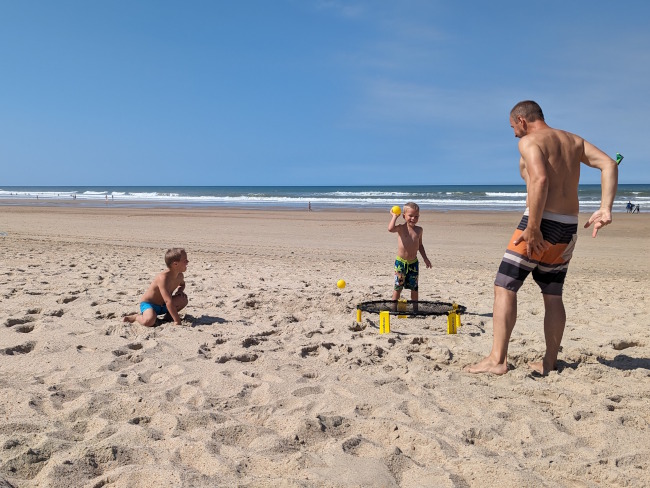 Ball spielen am unendlichen Sandstrand bei Bordeaux