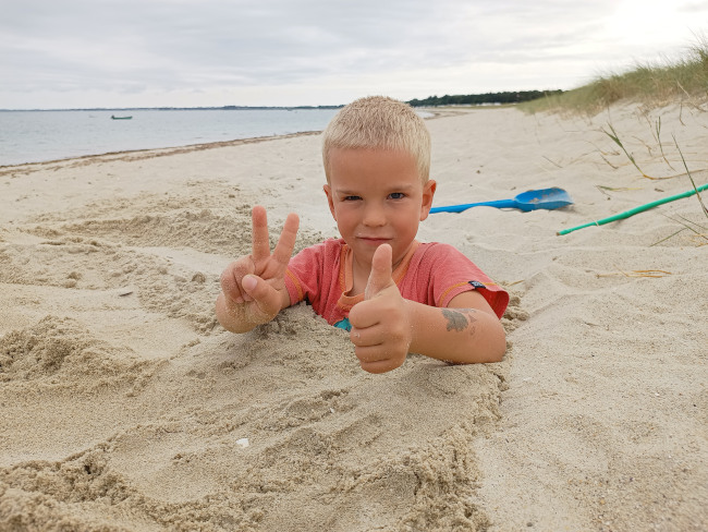 Immer wieder ein Spaß - die Kids einbuddeln
