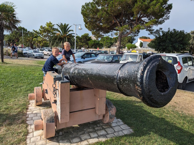 Im Städtchen auf der Insel Le Orelon