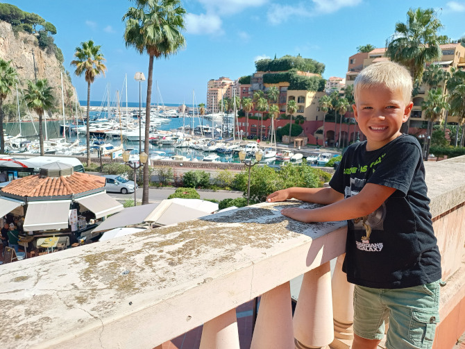 Henry vor dem "klienen" Jachthafen in Monaco