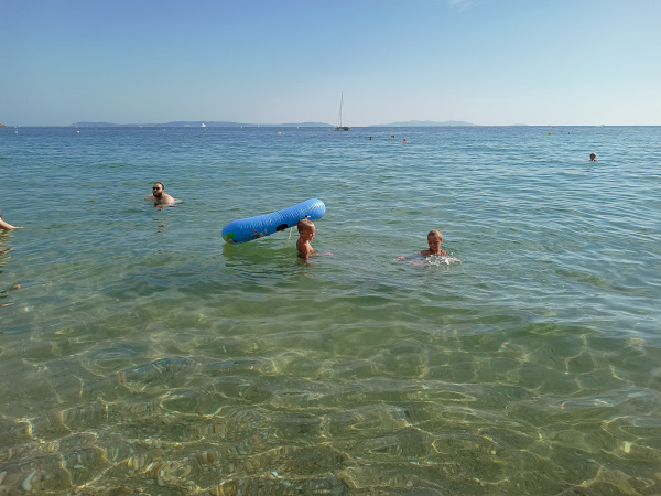 Jungs mit Schlauchboot im Meer