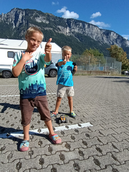 In Chur fahren die Jungs mit ihren Autos