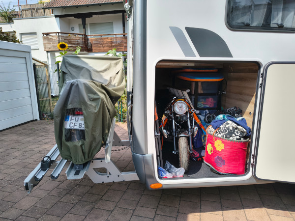 beide Mopeds verstaut
