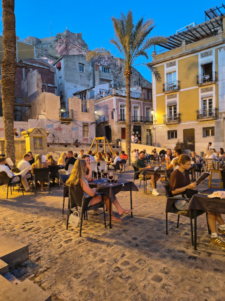 Wir lauschen der Musik ineine Bar in Alicante