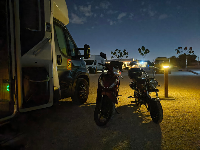 Am Stellplatz in Alicante sitzen wir nacht noch vor dem Wohnmobil