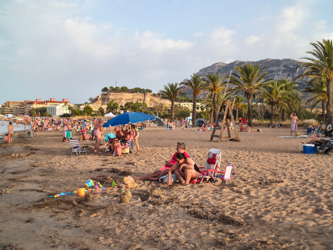 Das Castelo in Dénia sieht manschon vom Strand