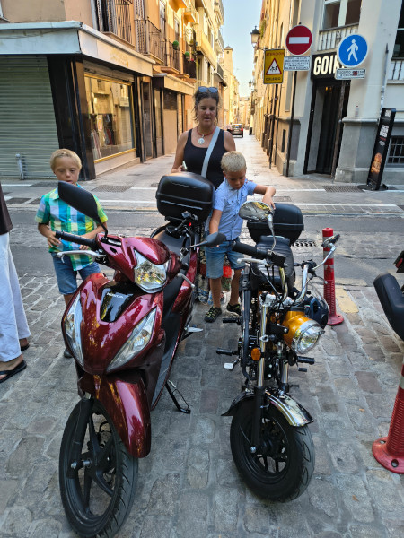 Wir parken die Mopeds zentral in Granada
