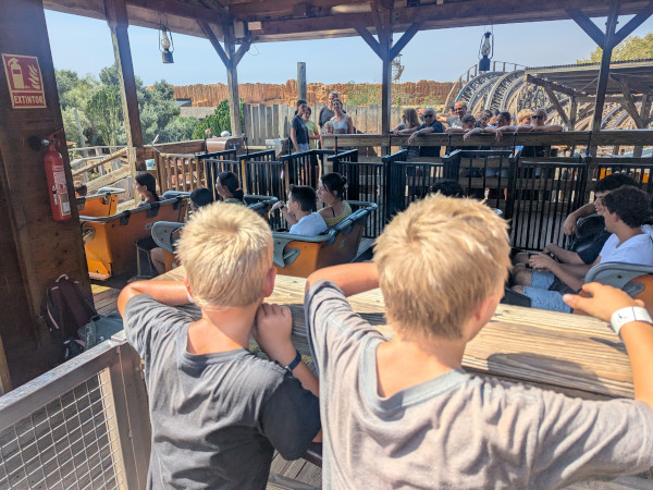 Im Wilden Westen gibt es auch Achterbahnen für die Jungs