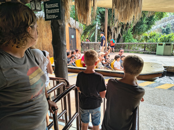 Der erste Ride ist eine Wildwasserbahn