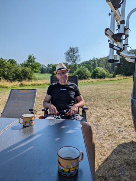 Morgen Kaffee draußen am Degenbachsee