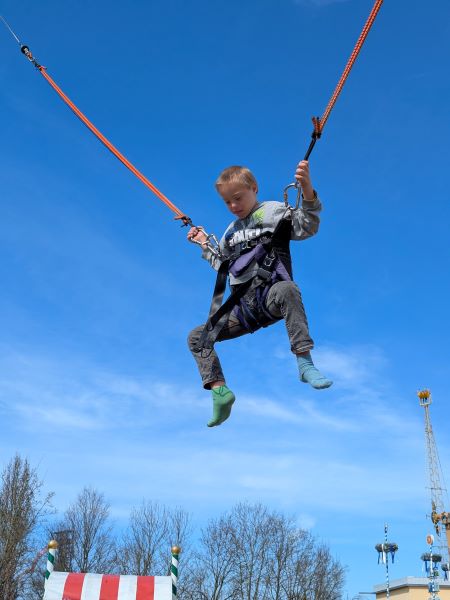 SkylinePark Rufus auf dem Trampolin