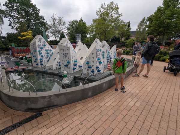 Henry bewundernd im Legoland
