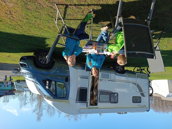 Fruehstueck vor dem Wohnmobil