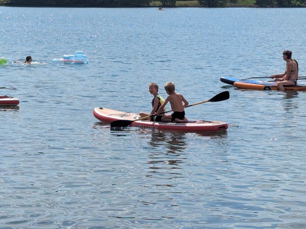 Die Jungs auf dem SUP