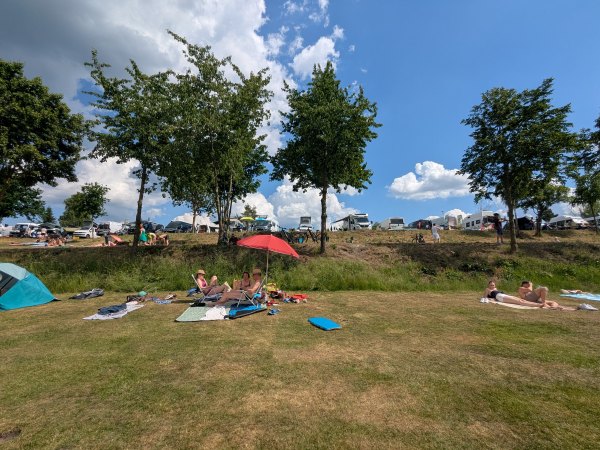 Liegewiese am See