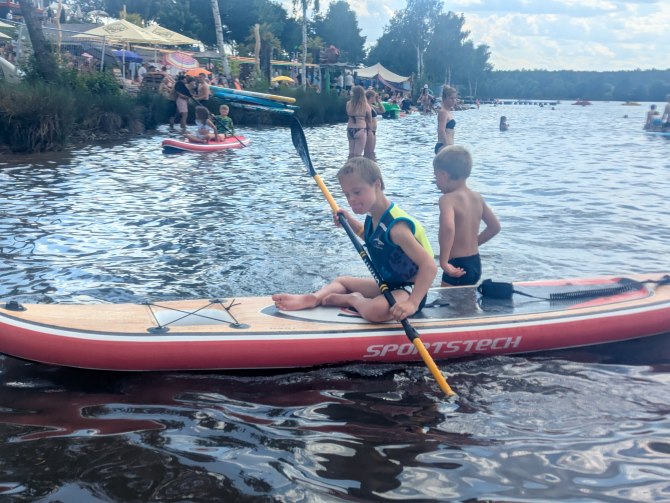 Rufus alleine auf dem SUP