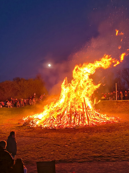 Hexenfeuer brennt