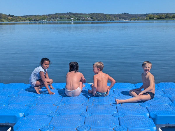 Die Jungs baden trotz kaltem Wasser