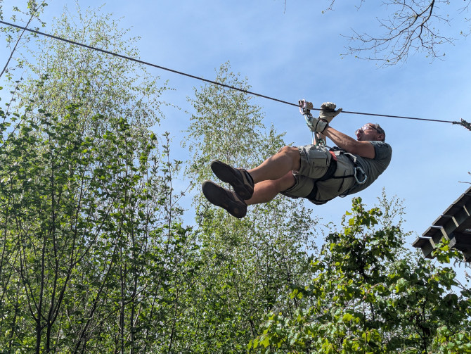 Es gibt unzählige Rutschen im Kletterwald