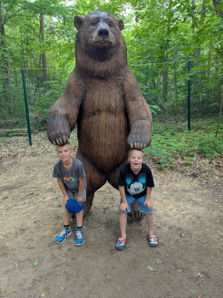 Jungs mit Grizly im Bärenwald