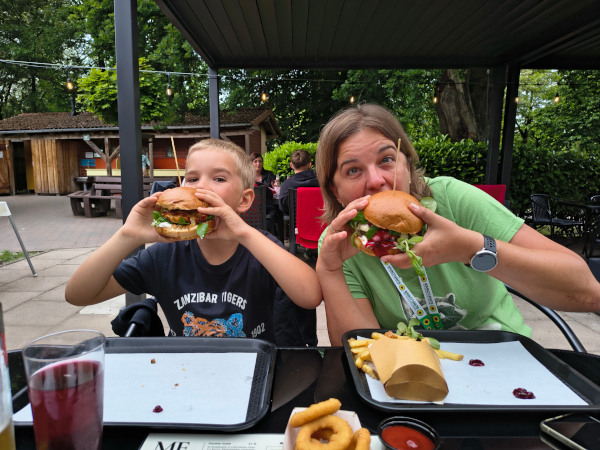 Leckere Burger am Campingplatz